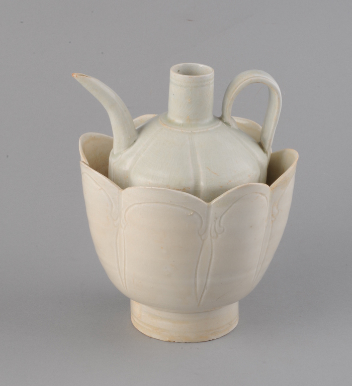 景德镇窑影青釉莲瓣纹温碗、瓜棱执壶