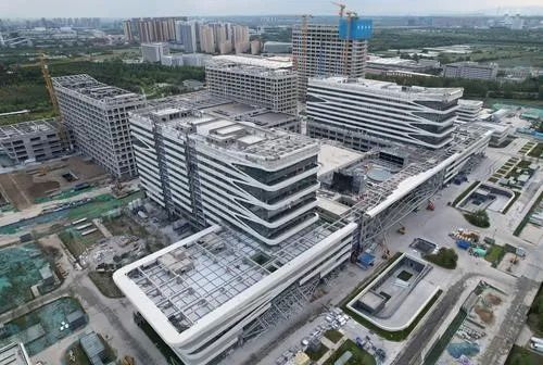 ▲6月21日，建设中的西安市红会医院高铁新城院区项目。图/新华社