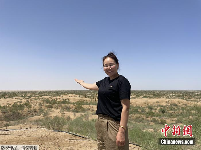 库布其沙漠杭锦旗牧民敖特更花。张东方 摄