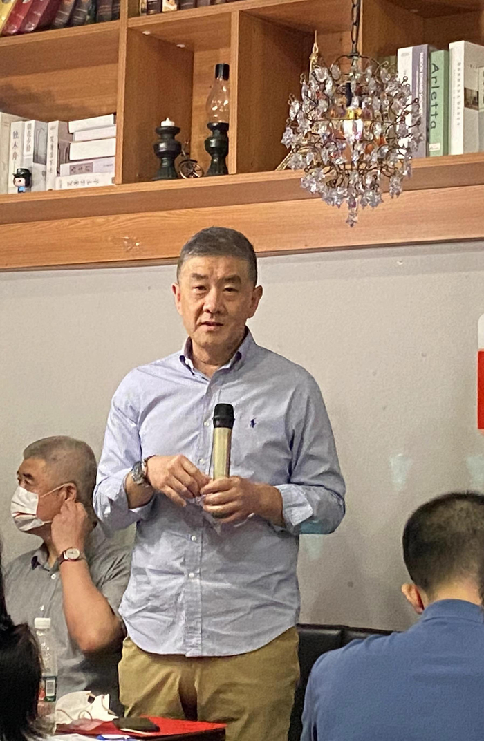 名人堂委员会发言人蒋健回答记者提问。&nbsp; 新京报记者 徐邦印 摄