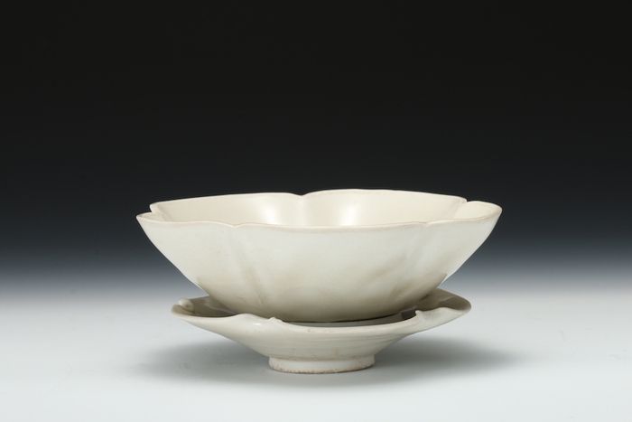 五代白釉花口盏托