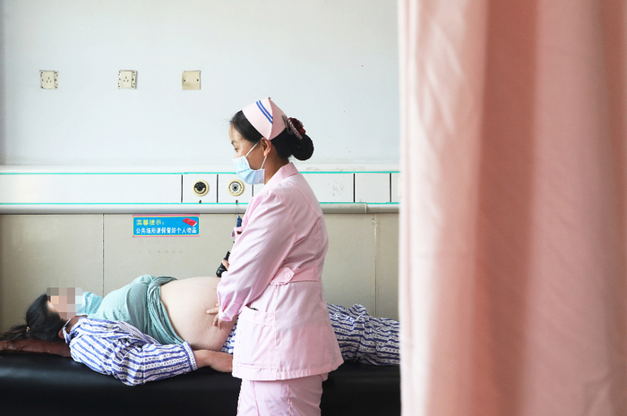 ▲资料图：某地一孕期女性正在进行产检。