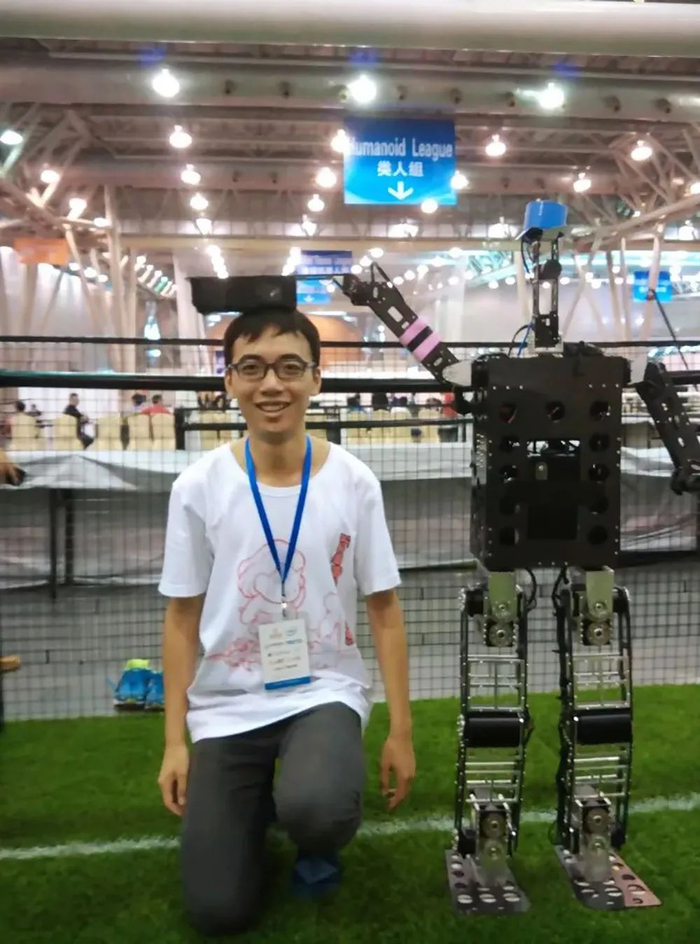 黄青虬参加机器人足球世界杯。图片来自华为心声社区