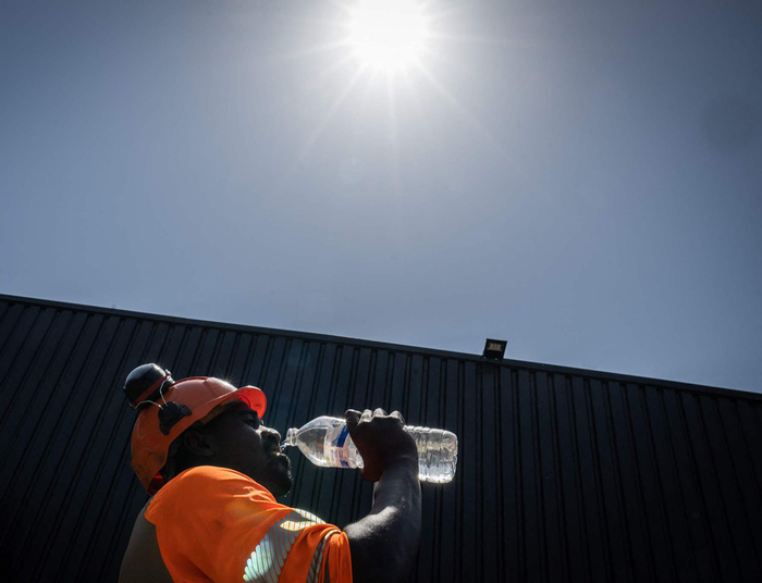 当地时间2022年7月18日，法国南特，一名工人在郊外萨维内的一个建筑工地喝水，热浪袭击了法国。