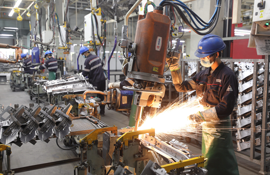 5月12日，安徽省合肥市的一家汽车企业，工作人员在生产线上忙碌 图源：新华社