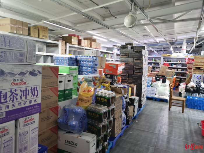 摆满商品的货架