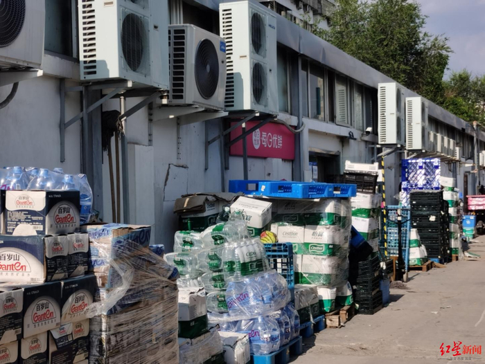 门口摆满成箱的货物