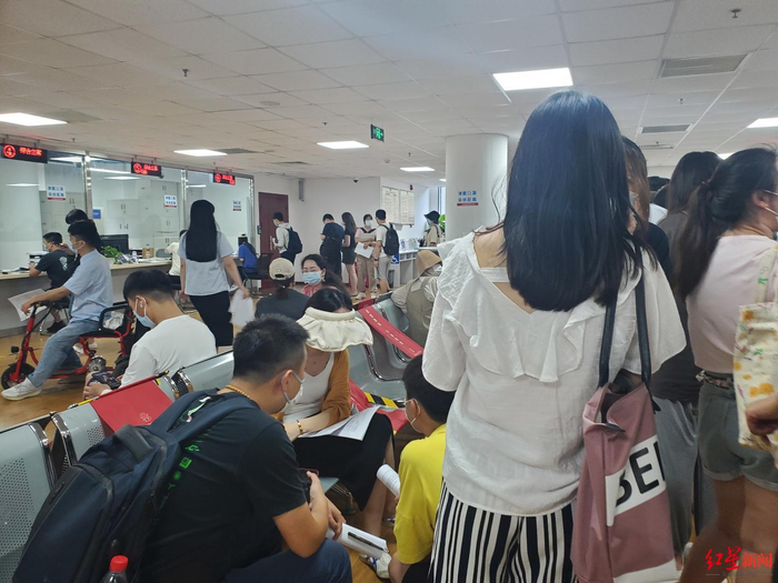 排起长队的每日优鲜员工专门窗口