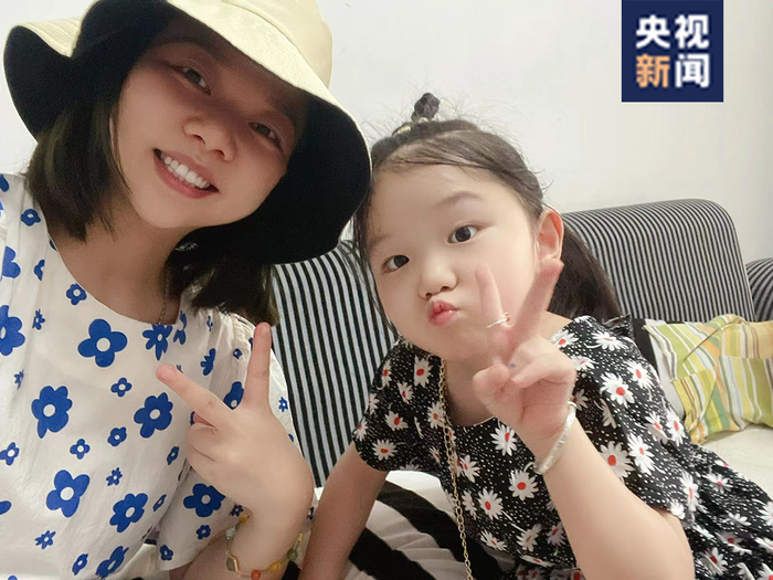 △杨凤和女儿豆豆