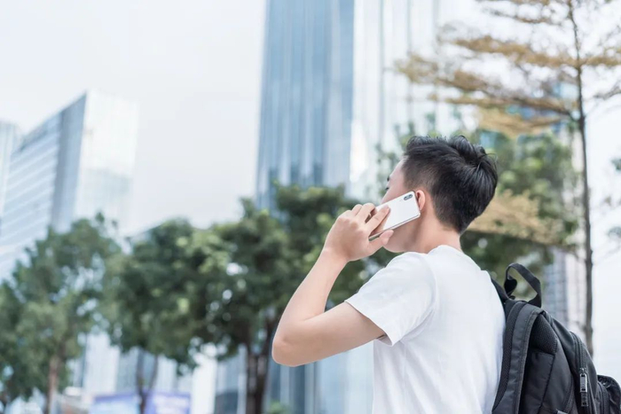 在接听电话时，把手机放在距离头部远一点的位置或使用耳机，效果都好过防辐射贴 / 图虫创 意