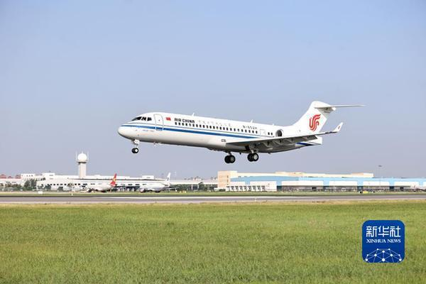 7月29日，以租赁形式正式交付的ARJ21飞机在天津滨海国际机场上空。新华社发（马成摄）