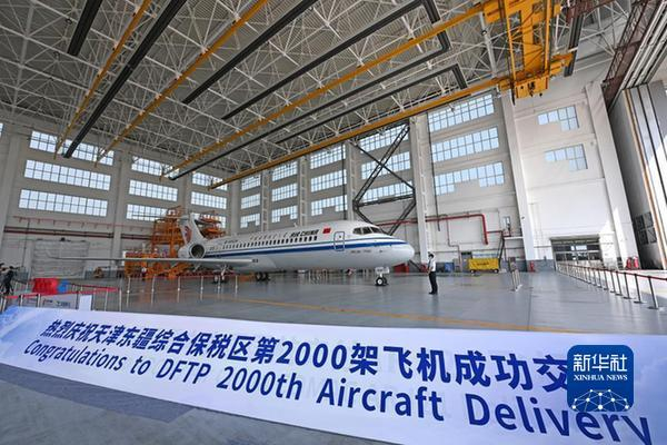 7月29日，以租赁形式正式交付的ARJ21飞机停放在天津滨海国际机场的机库内。新华社记者赵子硕摄