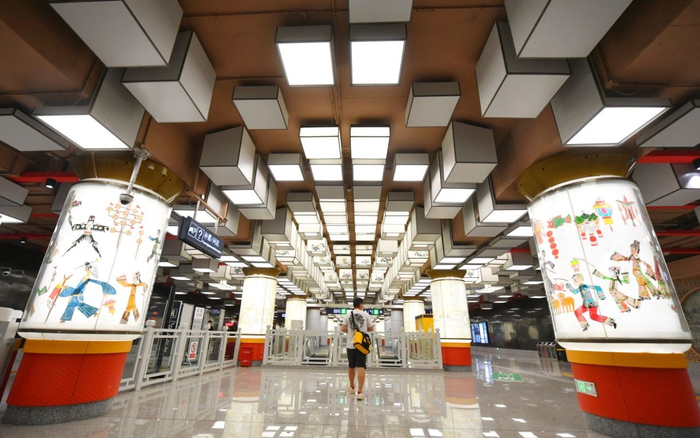 地铁19号线平安里站，安装有走马灯艺术装置。新京报记者 王贵彬 摄