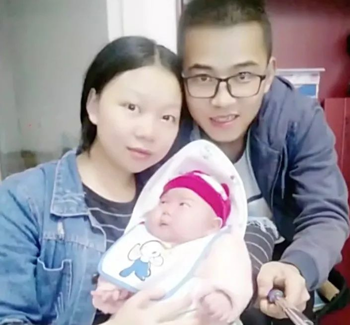 △豆豆一家三口合影