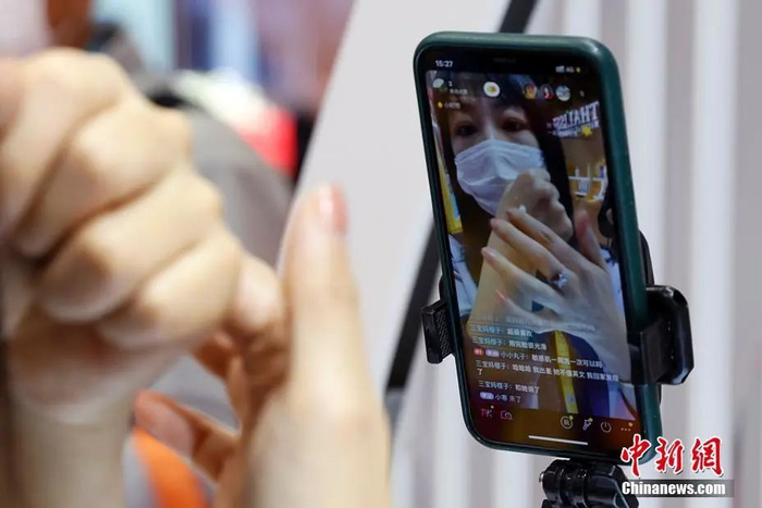 资料图：工作人员正在进行网络直播。中新社记者 韩海丹 摄 图文无关