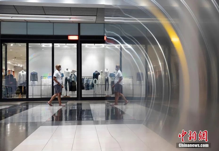 资料图：美国加州旧金山市民在一处购物中心购物。中新社记者 刘关关 摄