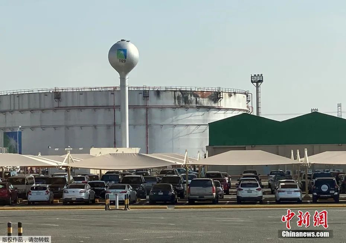 资料图：沙特海滨城市吉达的石油设施。