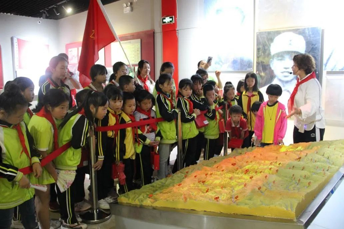 学生在“红军长征在石阡”陈列馆开展爱国主义教育  吴剑 摄