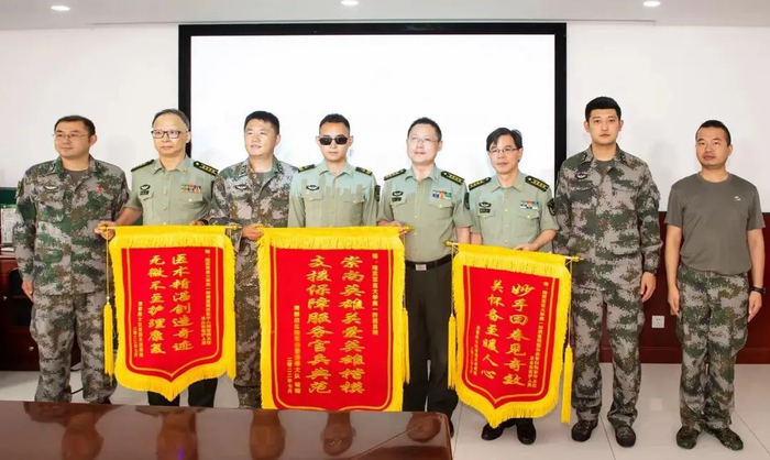 陆军军医大学第一附属医院领导及参与救治的部分医护人员与杜富国合影留念