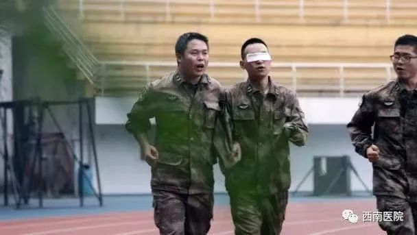 杜富国在大学校园操场跑步