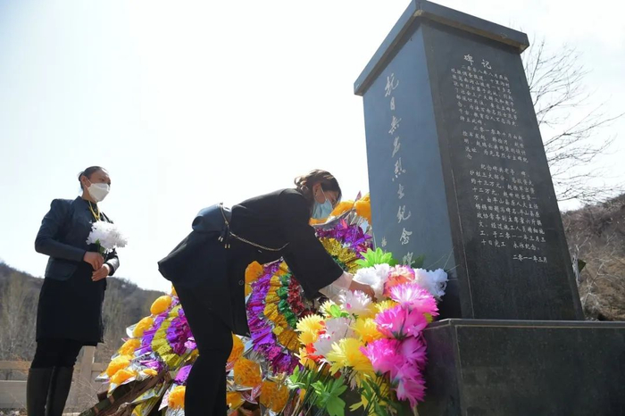 2022年4月1日，志愿者来到位于太行山深处的平山县苏家庄乡十里沟村烈士墓区，向抗日烈士纪念碑献花。图｜澎湃影像