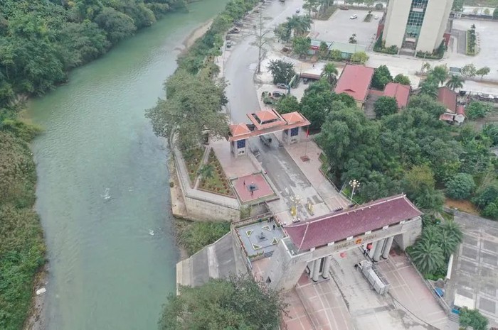 无人机拍摄的位于老山脚下的中方和越方国门口岸。这里曾经是一片雷场