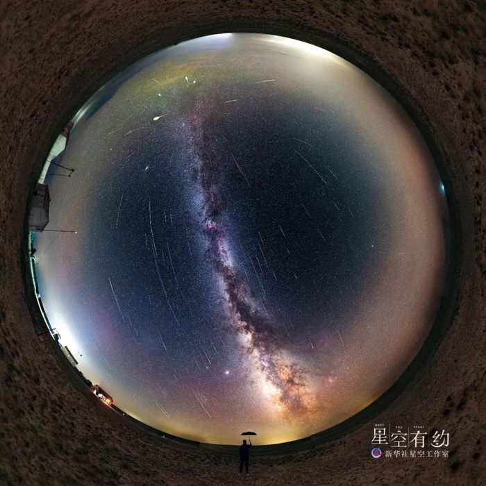 这是北京市天文爱好者卢书培2020年8月13日在内蒙古苏尼特右旗拍摄到的英仙座流星雨（多张叠加）。（本人供图）