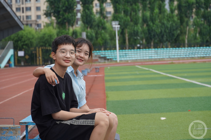 ▲钟宇升与妈妈在哈三中校园内。摄影 /上游新闻记者&nbsp; 张莹