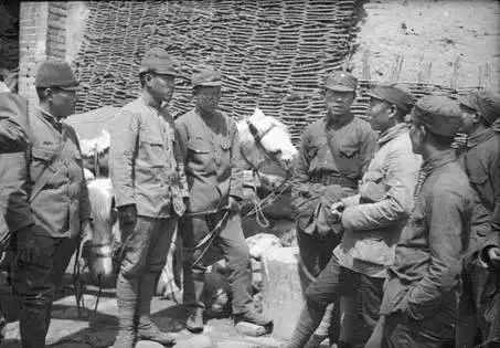 359旅在上、下细腰涧战斗中俘敌十余名，战地摄影师沙飞拍下了王震和日军战俘谈话的照片。图源：《党史博览》