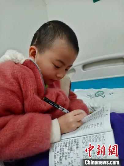 尽管生病住院，时心蕊仍坚持在病房学习。　受访者供图