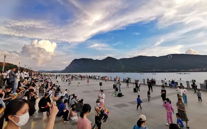 滇池大坝边的游客 图自“昆报头条”微信公众号