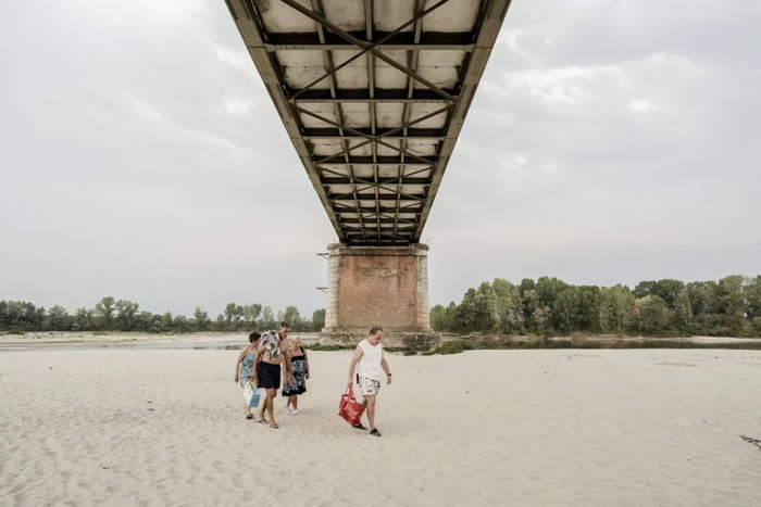 △波河的部分河段变成“涓涓细流” / 纽约时报