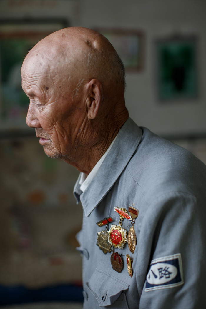 7月30日，北京市昌平区，老兵杨启俊的头顶还留有子弹擦过的痕迹。新京报记者 王子诚 摄