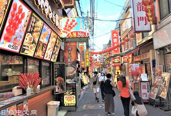 横滨中华街资料图。图自《日本经济新闻》中文网 