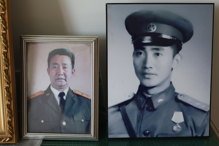 7月25日，江苏南京，1988年时的孙才（左）和1955年时的孙才。新京报记者 王嘉宁 摄