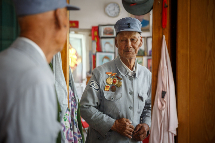 7月30日，北京市昌平区，老兵杨启俊换上军装。近几年，每次有人来拜访杨启俊，他都会穿上八路军军服。新京报记者 王子诚 摄