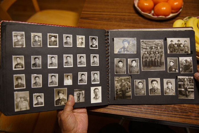 7月29日，北京西城区，隋焕华家中收藏的当年战友照片。新京报记者 王子诚 摄
