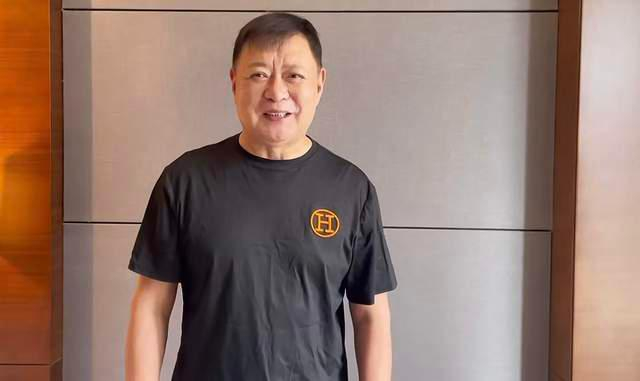 囚歌之王迟志强现身高档餐厅,穿几十元朴素短袖,再唱经典唱功稳