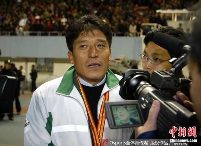 李章洙带领青岛贝莱特（现青岛海牛）在2002赛季足协杯夺冠。图片来源：Osports全体育图片社