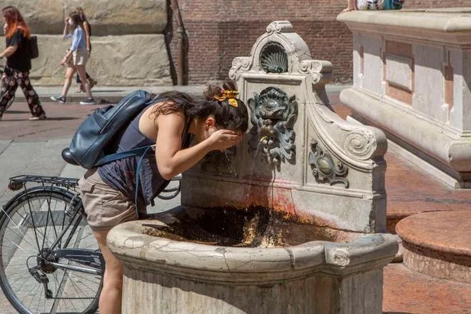 △最近，意大利街头实在太“难顶”了 / AP