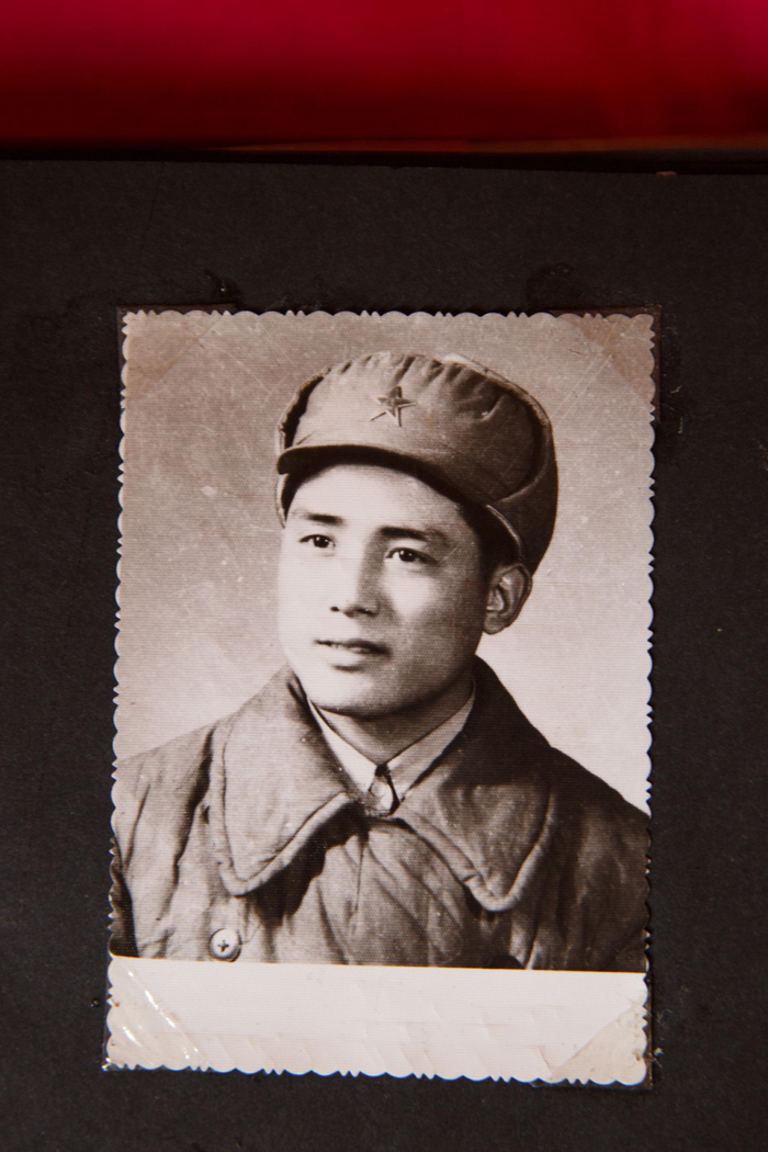 7月29日，北京西城区，西城区军休二所的离休老干部隋焕华家中收藏的老照片，图为年轻时的隋焕华。新京报记者 王子诚 翻拍