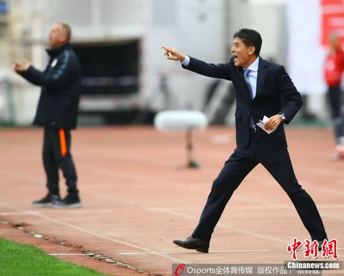 李章洙在比赛中指挥。图片来源：Osports全体育图片社