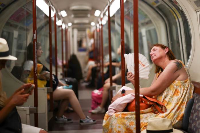 △伦敦地铁上的乘客不得不忍受高热 / Henry Nicholls