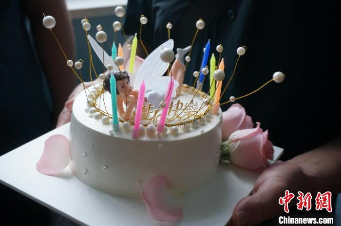 家人为时心蕊精心准备的9岁生日蛋糕。　韩章云 摄