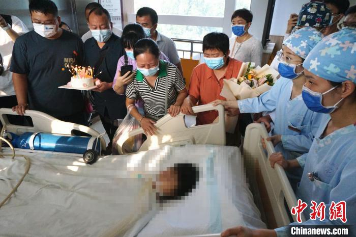 家人点亮生日蜡烛为时心蕊过9岁生日。　韩章云 摄