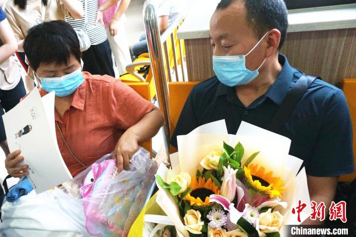 母亲樊风勤、父亲时占甫展示为女儿时心蕊准备的9岁生日礼物。　韩章云 摄