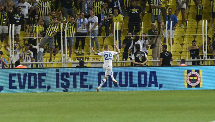 乌克兰球员布亚尔斯基进球后冲球迷比出“老鹰”手势，被球迷视为在致敬费内巴切同城死敌贝西克塔斯