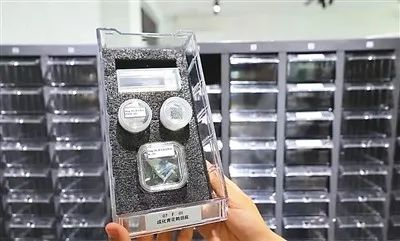 ▲科研人员展示的一份明成化时期的古陶瓷基因标本。王凯丰摄