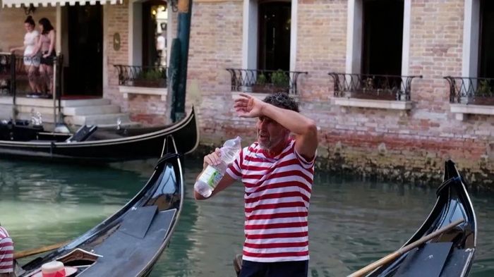 △威尼斯河上的船夫都被热透了 / 路透社