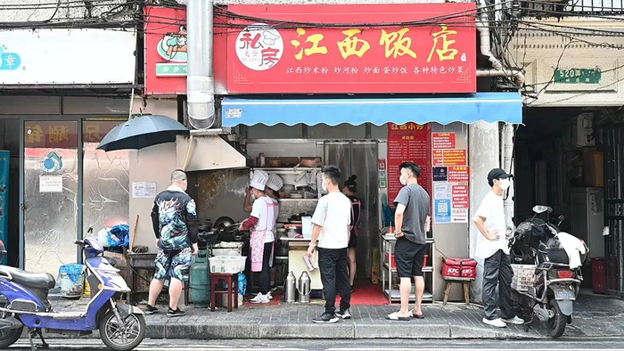 7月下旬，位于顺昌路上的江西饭店，老板娘一家人正在忙碌。